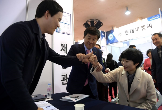 논산시 청년취업 구직자와 악수.jpg