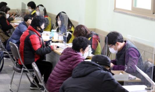 일자리찾는 노인.JPG