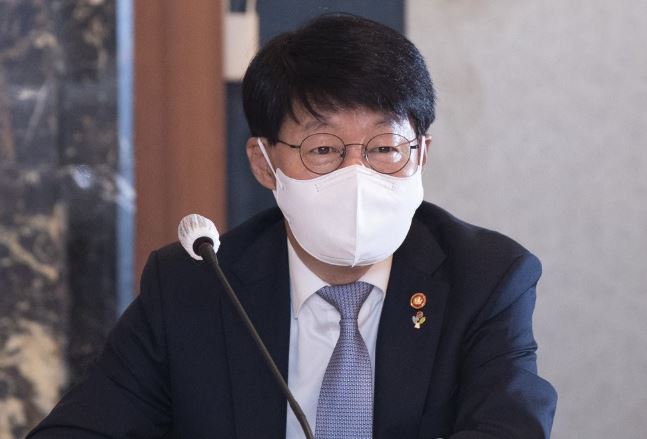 안경덕 고용장관.JPG